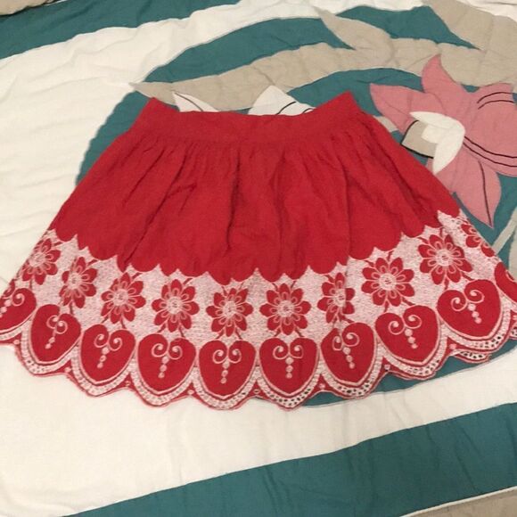 3/$15 Crystal candy Red floral scalloped tie lined skirt size small - Picture 2 of 9